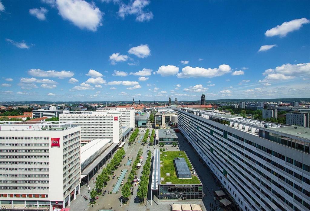 Blick auf eine Stadt mit hohen Gebäuden und einer Straße in der Unterkunft ibis Dresden Zentrum in Dresden
