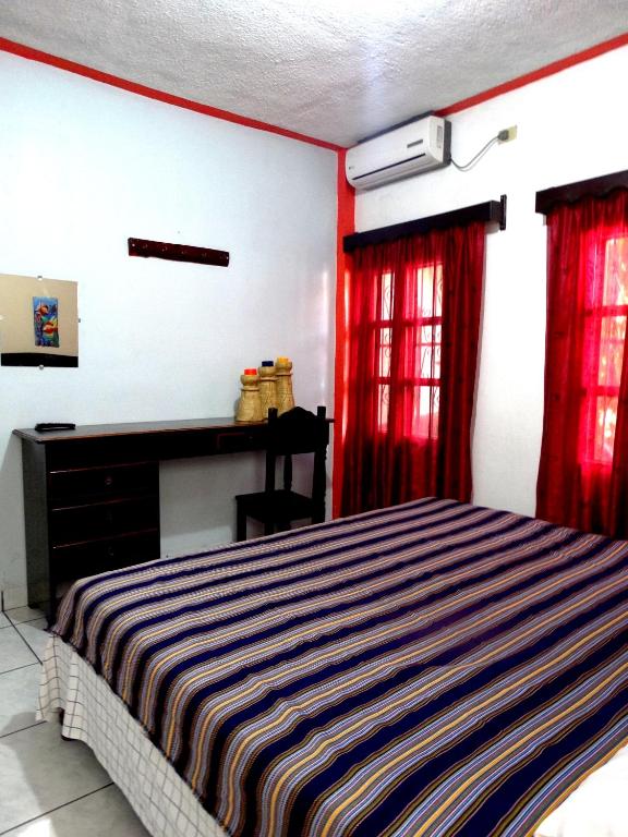 Postel nebo postele na pokoji v ubytování Hotel & Hostal Yaxkin Copan