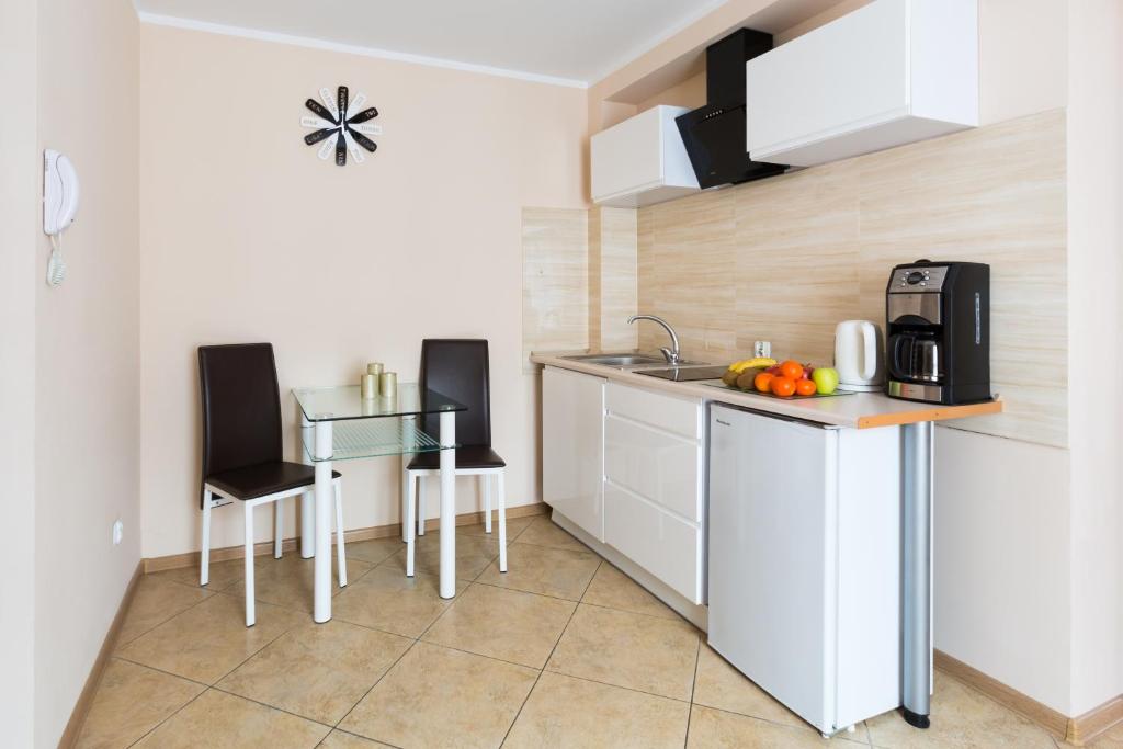Kuchyňa alebo kuchynka v ubytovaní ApartHouse Apartamenty Centrum