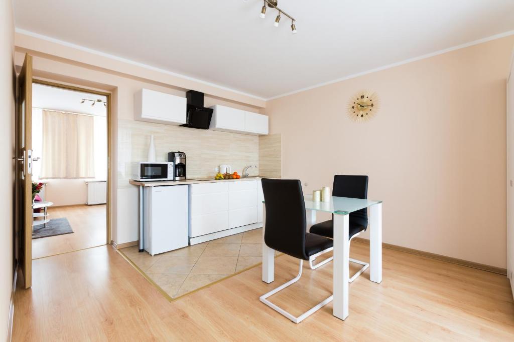 Kuchyňa alebo kuchynka v ubytovaní ApartHouse Apartamenty Centrum