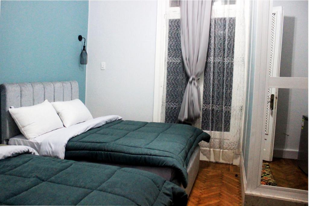 Postel nebo postele na pokoji v ubytování Cheers Hostel Cairo