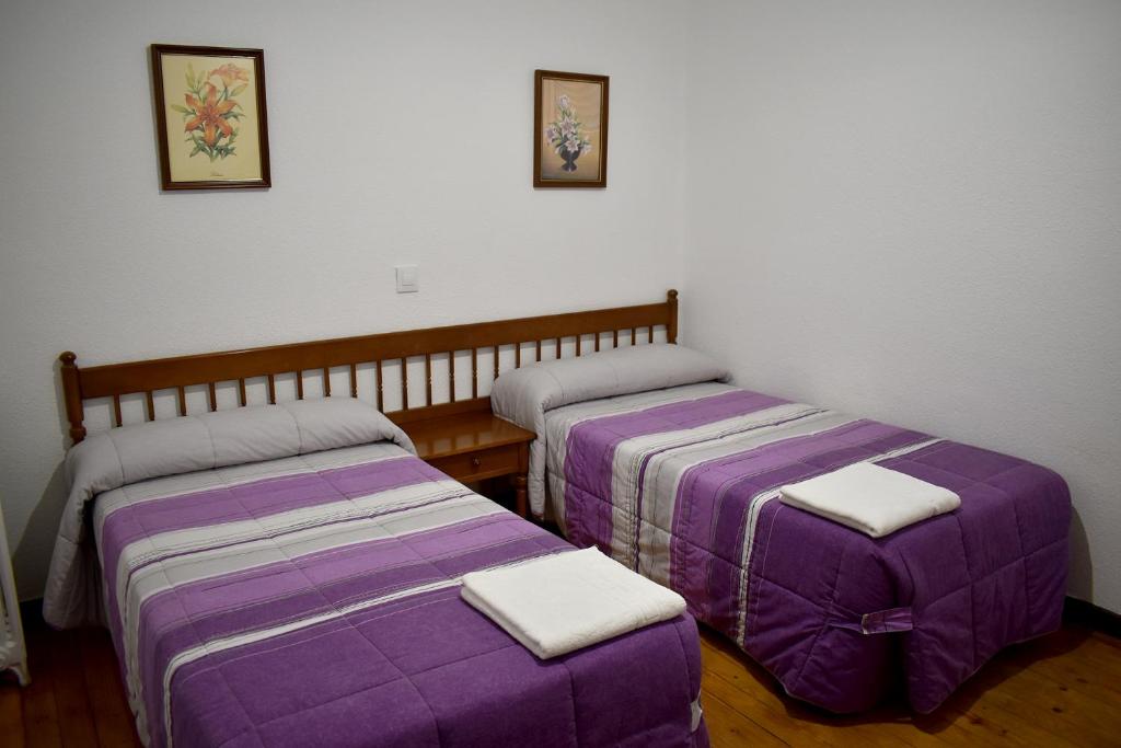 Giường trong phòng chung tại HOSTAL OVIEDO