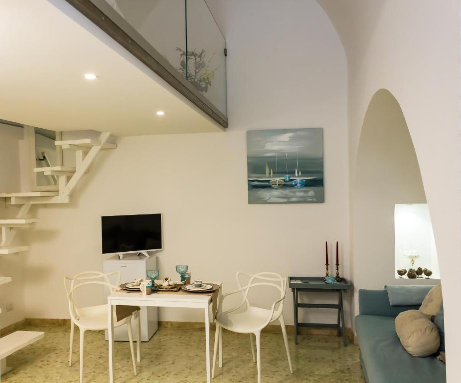 uma sala de estar com um sofá e uma mesa em La Rosa del Corso em Fasano
