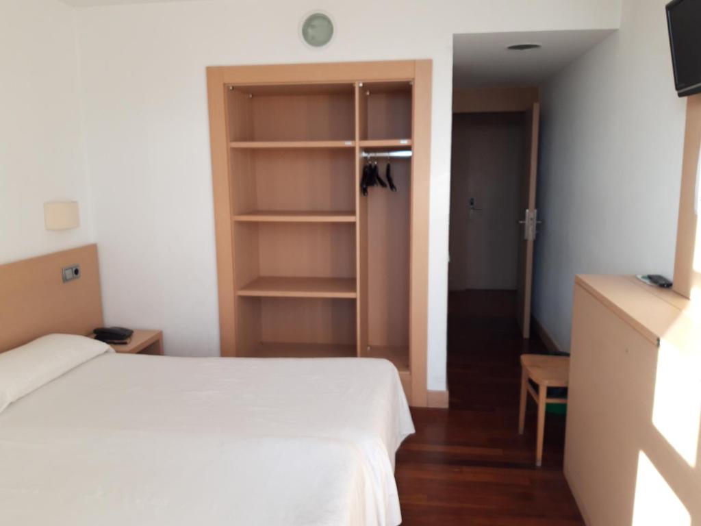 Postel nebo postele na pokoji v ubytování Hotel Puigcerdà