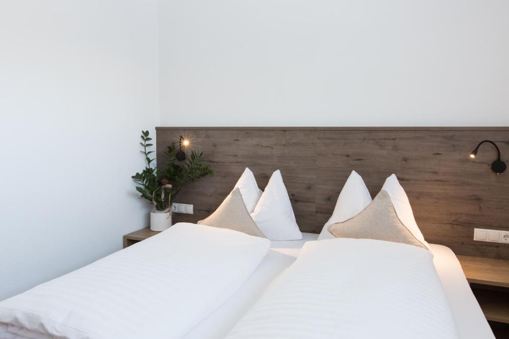 Postel nebo postele na pokoji v ubytování Hotel Föhrenhof
