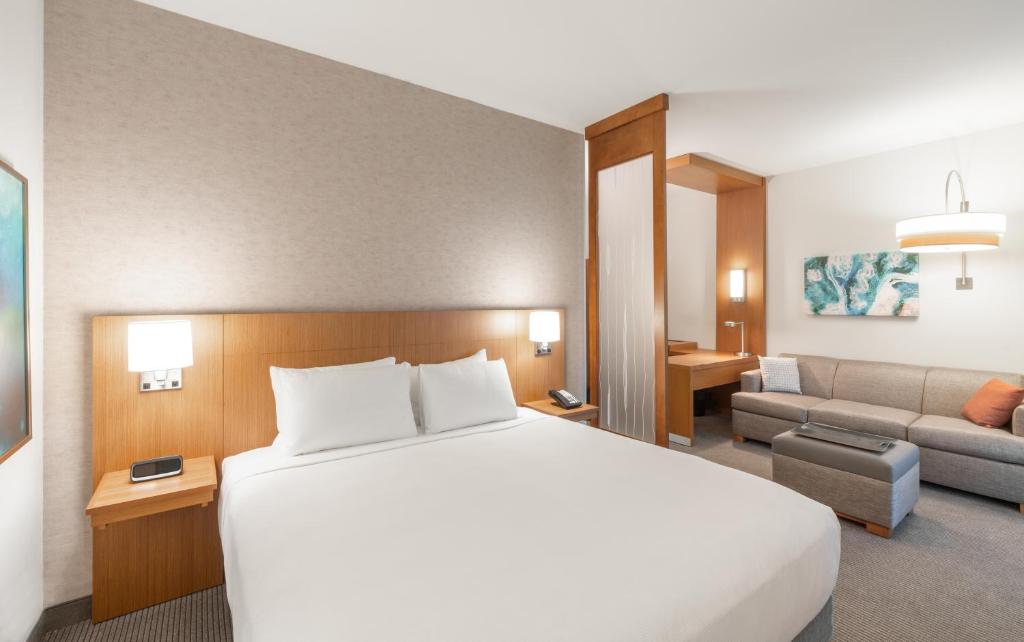 Ein Bett oder Betten in einem Zimmer der Unterkunft Hyatt Place Sandestin at Grand Blvd