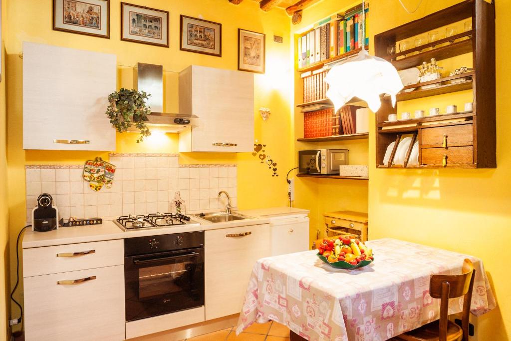 kuchnia ze stołem z miską kwiatów w obiekcie Wanda's apartment w Lukce