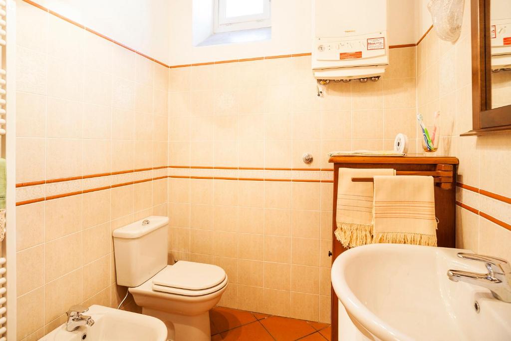 łazienka z toaletą i umywalką w obiekcie Wanda's apartment w Lukce