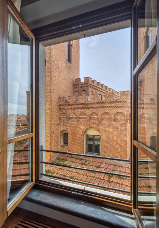 an open window with a view of a brick building at Rinascimento Bed & Breakfast in Pisa