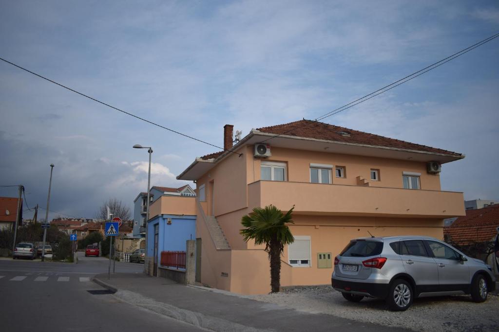 a car parked in front of a house at Apartments Nediljko & Mila in Zadar