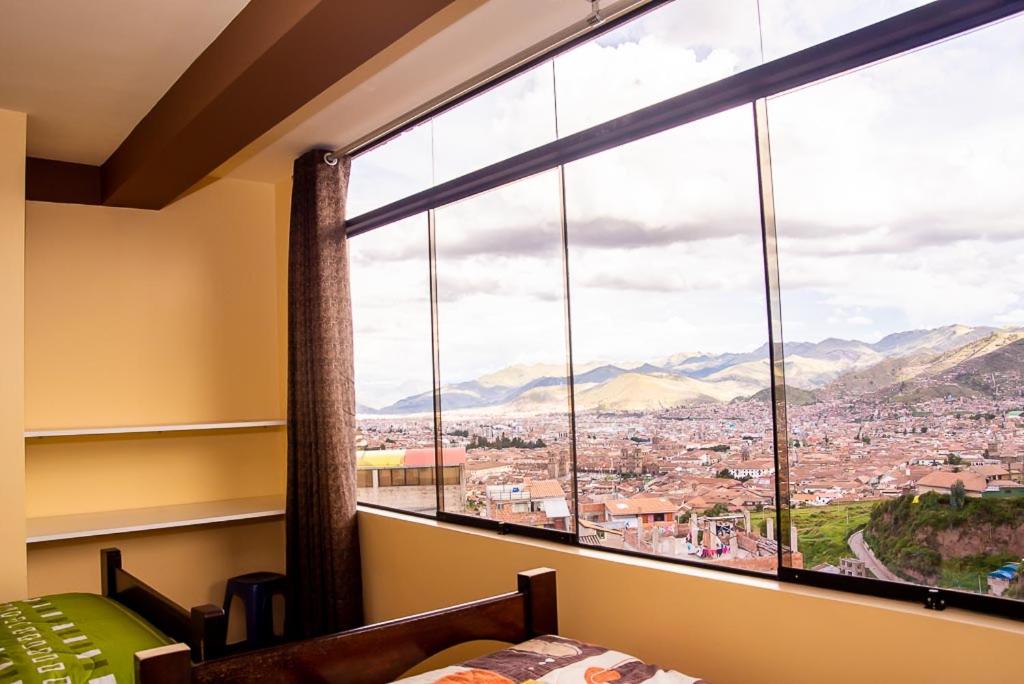 ein großes Fenster mit Stadtblick in der Unterkunft Departamentos Santa Ana Barrio Tradicional in Cusco