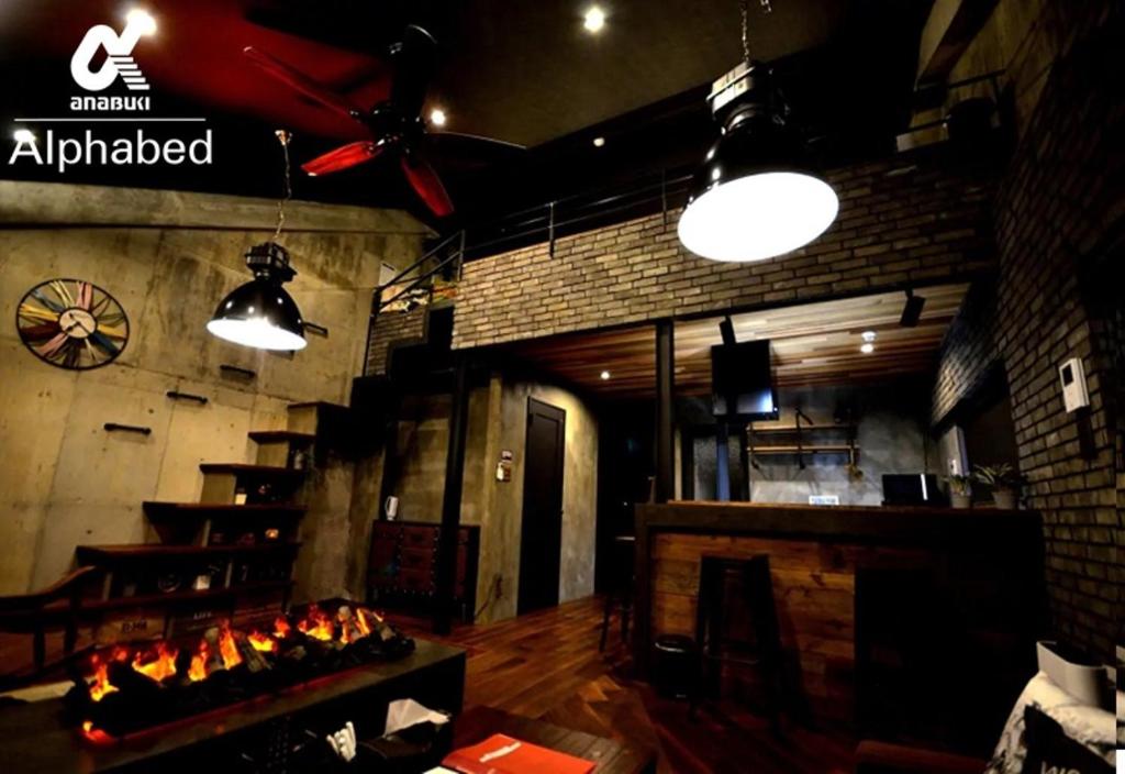 ein Restaurant mit Kamin und Beleuchtung in einem Zimmer in der Unterkunft Alphabed SunportTakamatsu 701 / Vacation STAY 21860 in Takamatsu