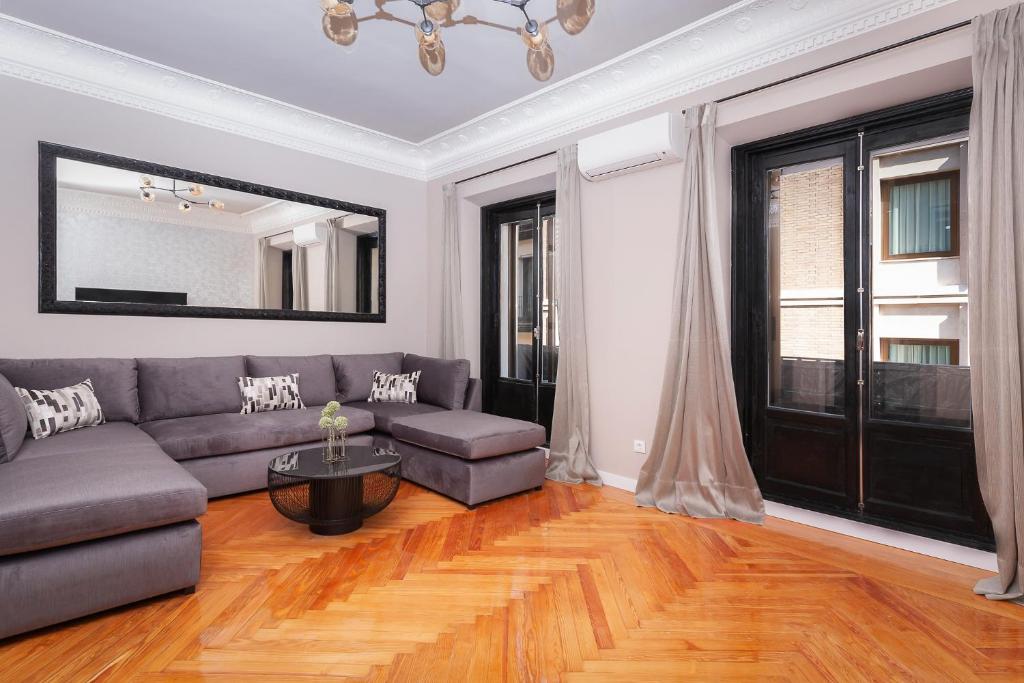 uma sala de estar com um sofá e uma mesa em Gran via Excellent, by Presidence Rentals em Madri