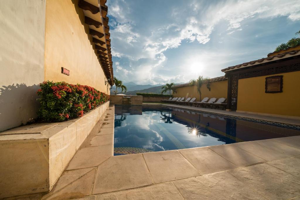 Bazén v ubytování Nueva Granada Hotel Colonial -Centro Histórico- nebo v jeho okolí