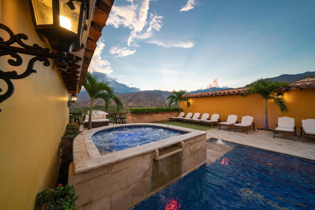 una piscina en el patio trasero de una casa en Nueva Granada Hotel Colonial -Centro Histórico- en Santa Fe de Antioquia