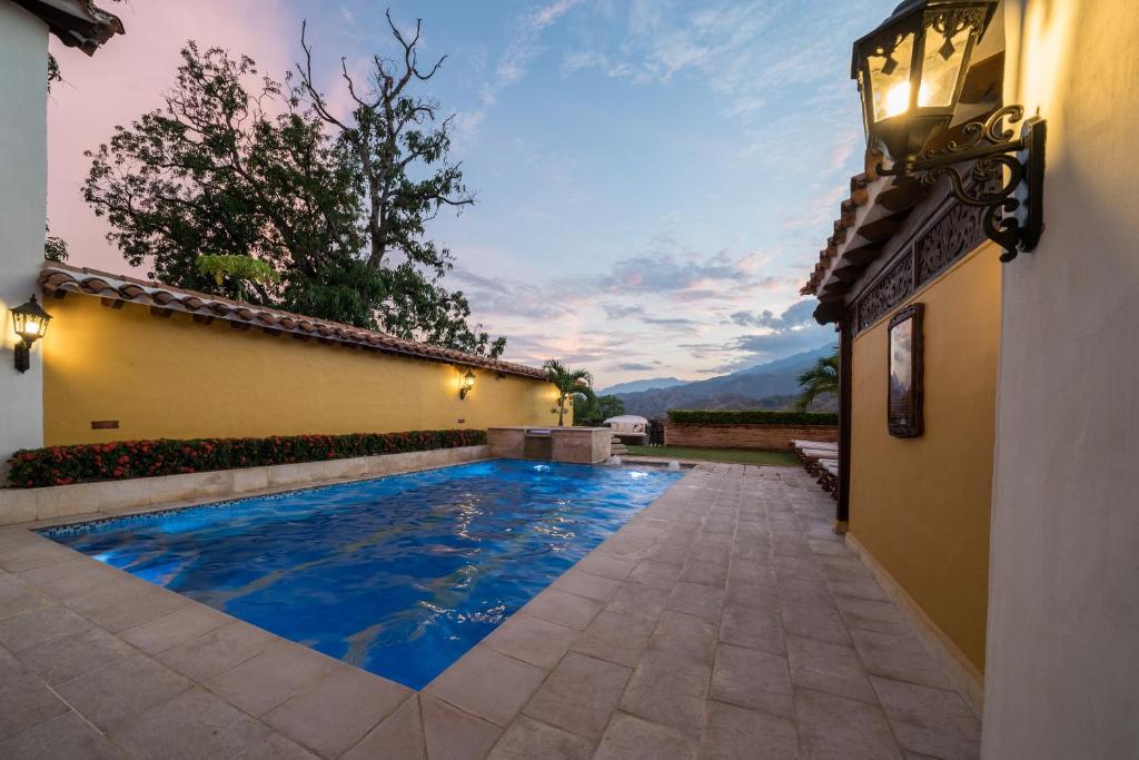 Bazén v ubytování Nueva Granada Hotel Colonial -Centro Histórico- nebo v jeho okolí