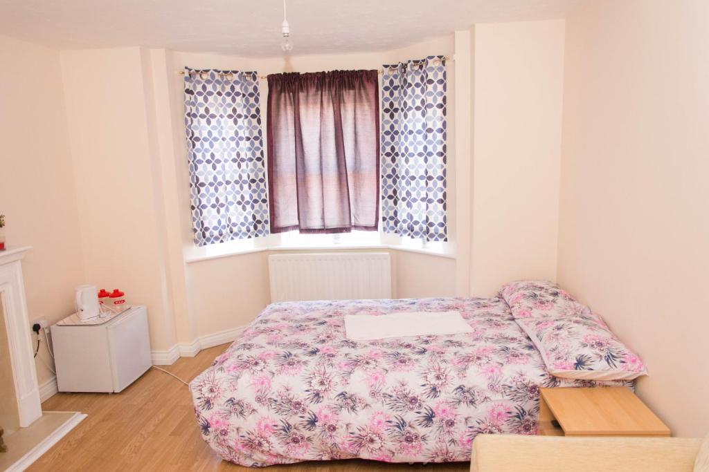 QUEEN GUEST HOUSE - Chambre Double Ou Lits Jumeaux De Luxe Avec Balcon