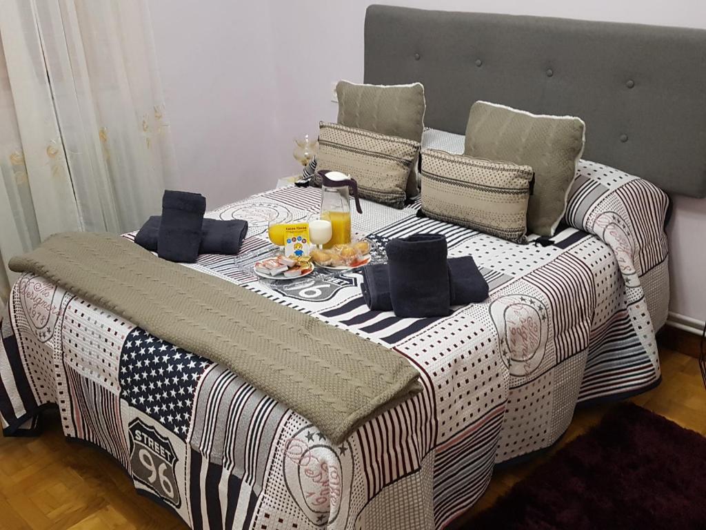 Apartamento Manzanera في لوغرونيو: سرير مع طاولة عليها طعام ومشروبات
