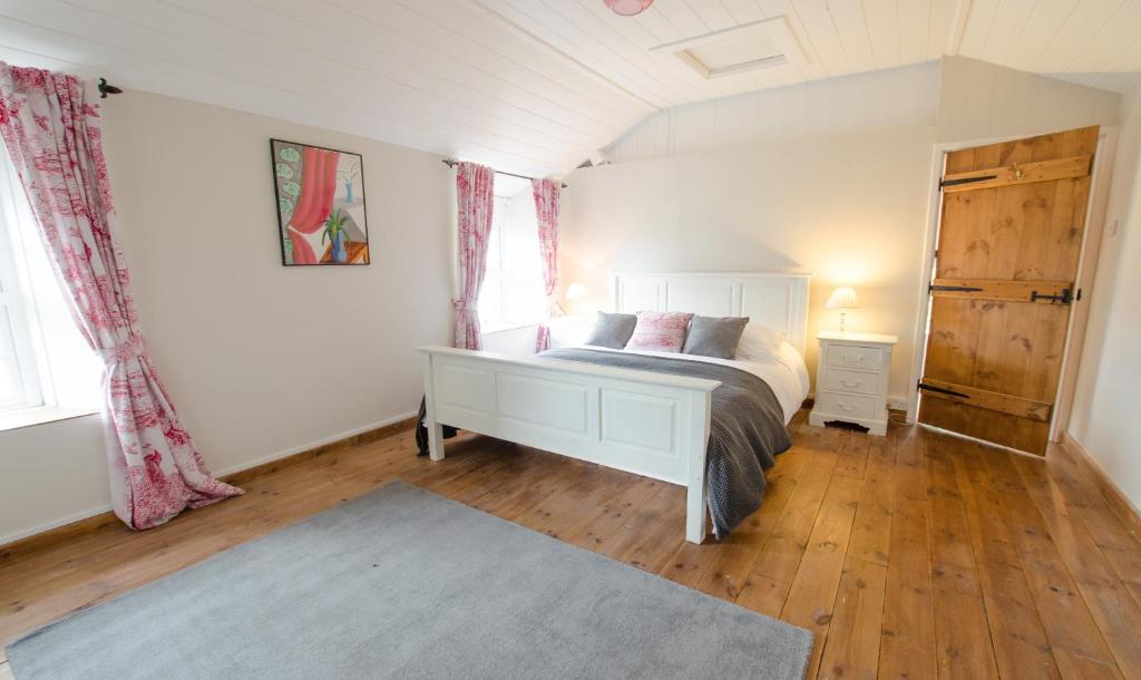 Berry Cottage Croyde | 4 Bedrooms / Sleeps 7-9 / Dog Friendly