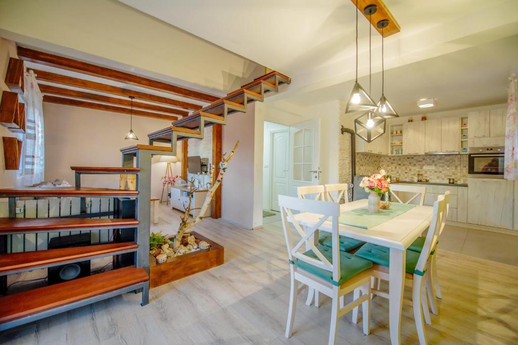 eine Küche und ein Esszimmer mit einem Tisch und Stühlen in der Unterkunft Vila Barović - Kolasin in Kolašin