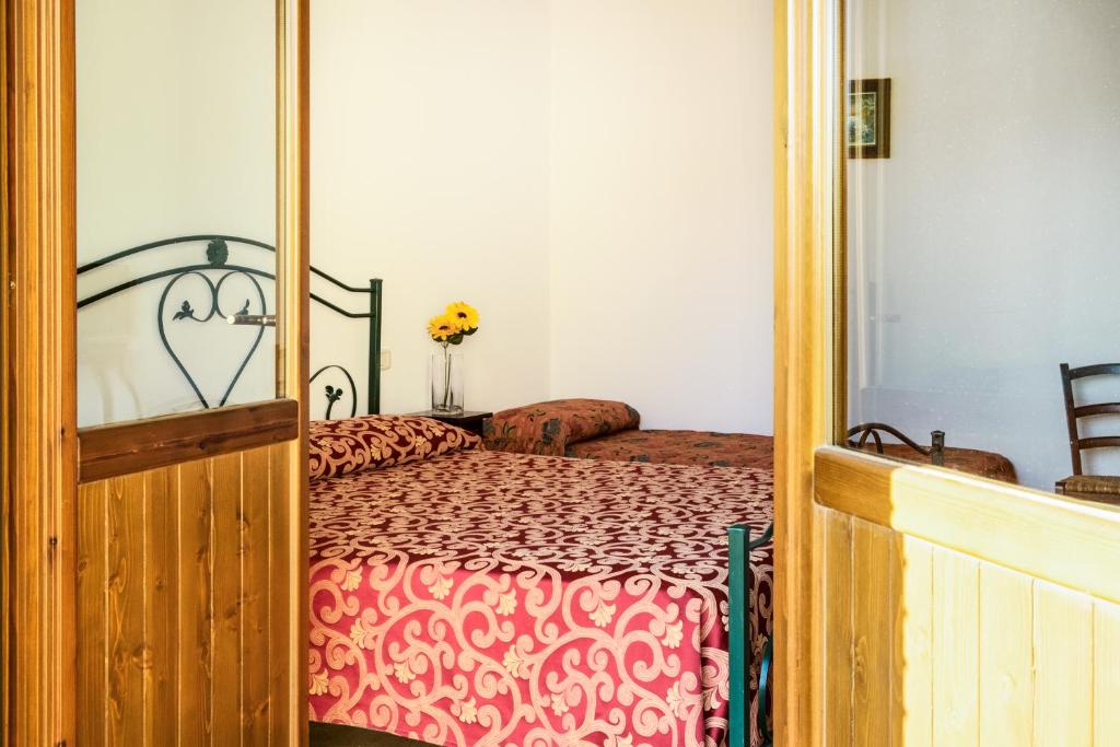 豐特博蘭達的住宿－I Leoncini，一间卧室配有一张床,拥有一张床铺