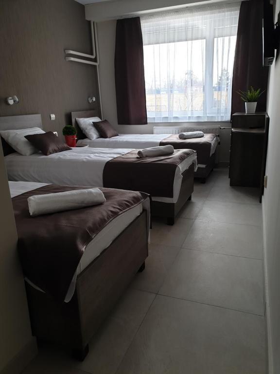 Posteľ alebo postele v izbe v ubytovaní Familia Panzió & Apartmanház Győr