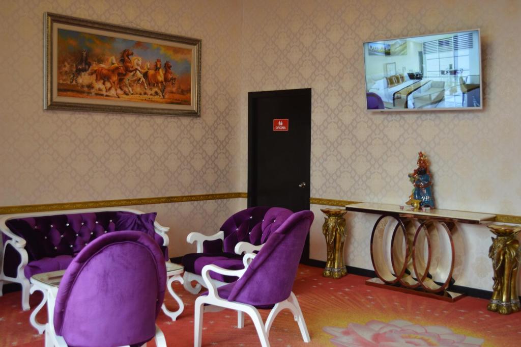 Televiisor ja/või meelelahutuskeskus majutusasutuses Hotel Crowner David