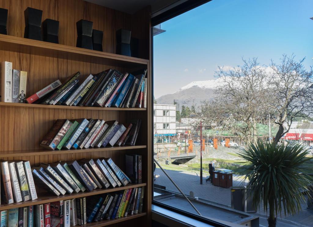 Nespecifikovaný výhled na hory nebo výhled na hory při pohledu z hostelu