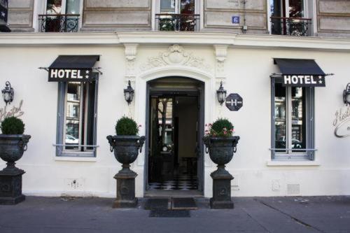 ein Hotelgebäude mit einer Tür und zwei Fenstern in der Unterkunft Camelia Prestige - Place de la Nation in Paris