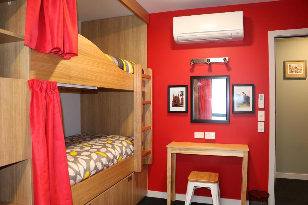 Våningssäng eller våningssängar i ett rum på Adventure Q2 Hostel