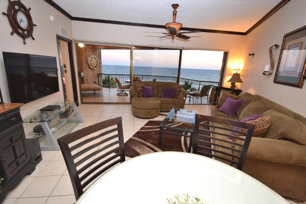 uma sala de estar com vista para o oceano em 2BR 2 BA Sonoran Sea 407-E em Puerto Peñasco