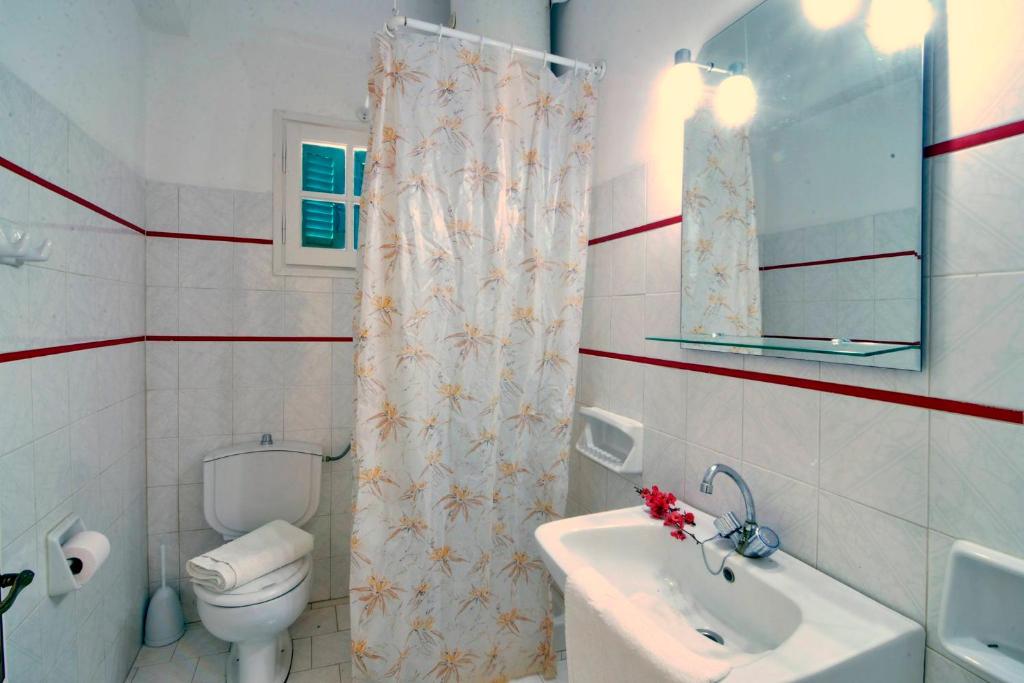 Koupelna v ubytování Yiannis Apartments Agios Georgios Pagoi Corfu