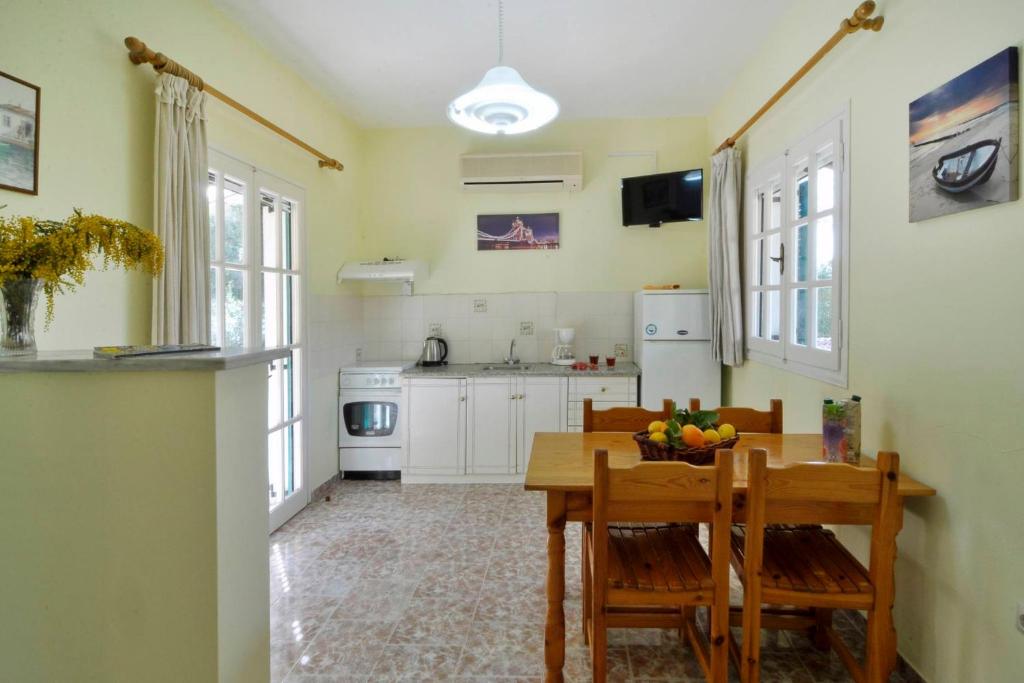 Kuchyň nebo kuchyňský kout v ubytování Yiannis Apartments Agios Georgios Pagoi Corfu