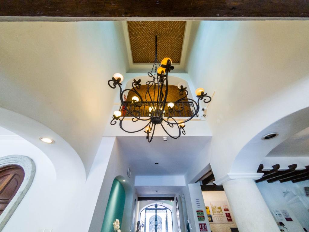 a chandelier hanging from the ceiling of a hallway at La Villa du Golf à Cancun Hotel Boutique in Cancún