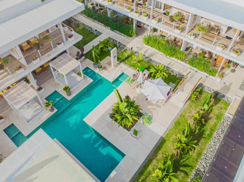 uma vista panorâmica para a piscina de um edifício com um resort em Umami Hotel - Adults Only em Puerto Viejo