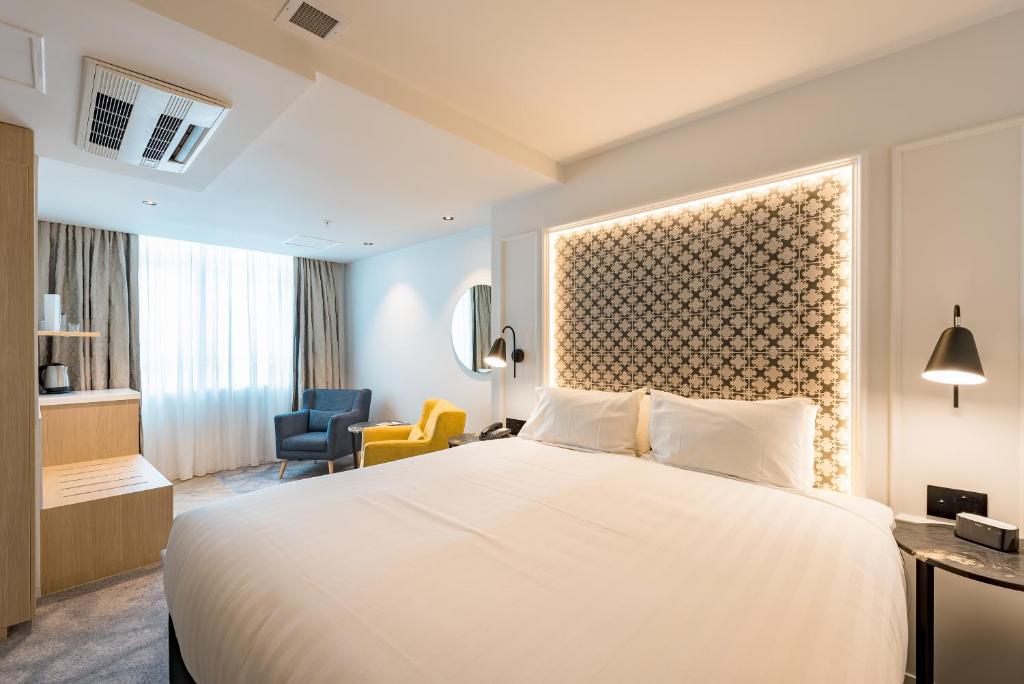 Postel nebo postele na pokoji v ubytování Legacy Airedale Hotel Auckland