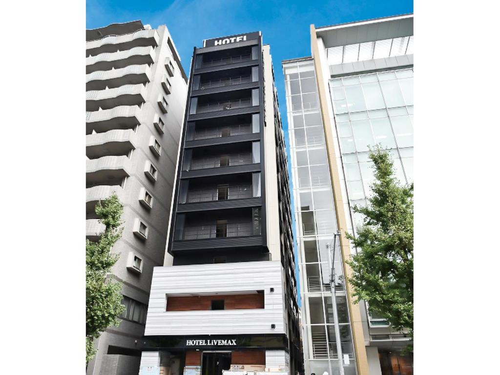dois edifícios altos um ao lado do outro em HOTEL LiVEMAX Hakataeki Minami em Fukuoka