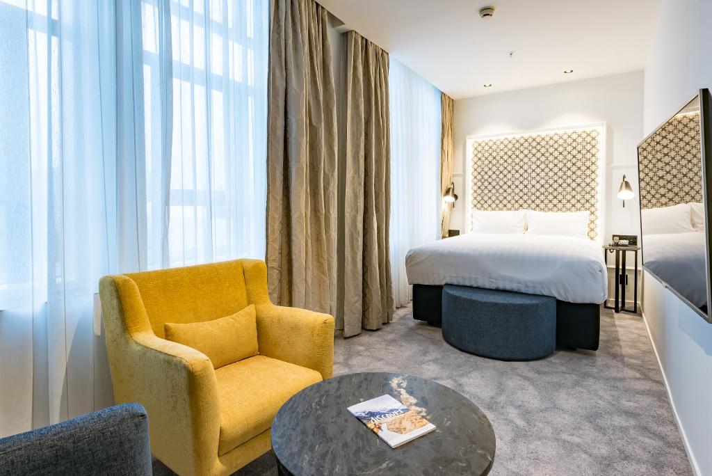 Postel nebo postele na pokoji v ubytování Legacy Airedale Hotel Auckland