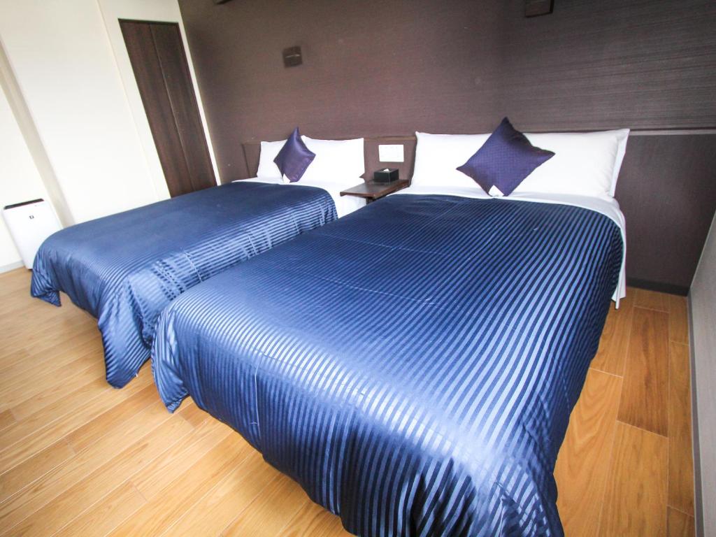 Postel nebo postele na pokoji v ubytování HOTEL LiVEMAX PREMIUM Himejieki-Minami