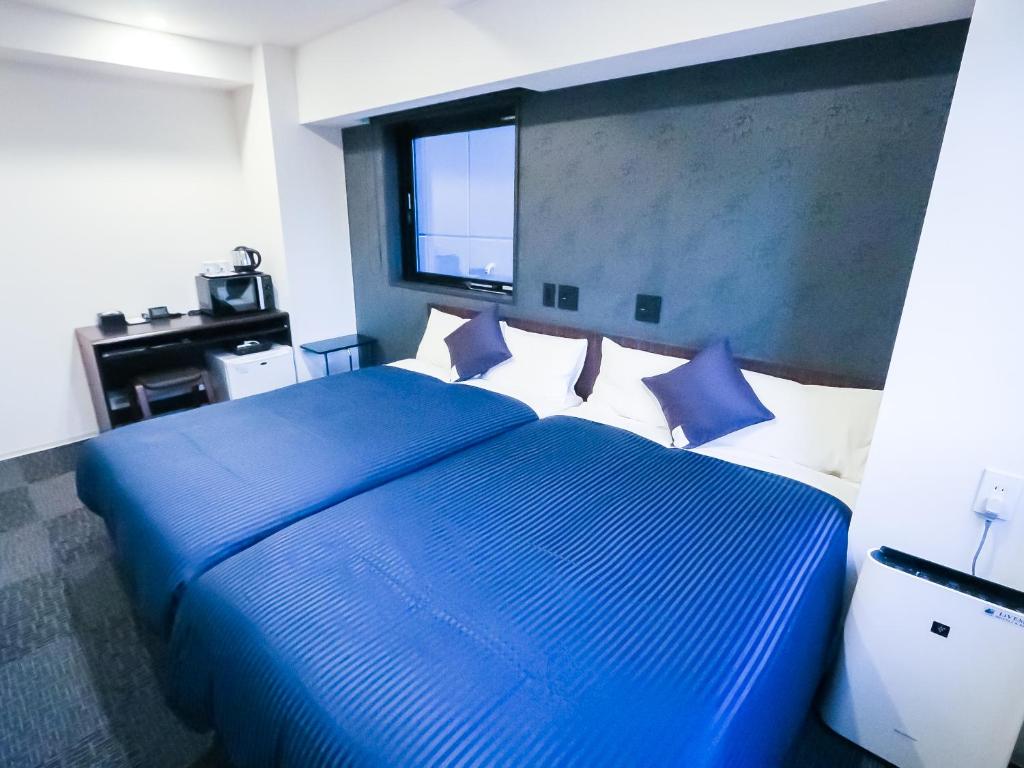 Postel nebo postele na pokoji v ubytování HOTEL LiVEMAX Tokyo Shintomicho