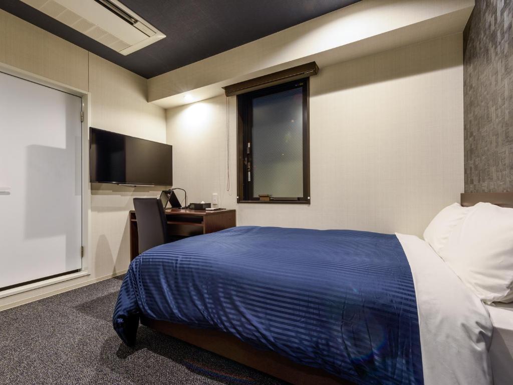 Postel nebo postele na pokoji v ubytování HOTEL LiVEMAX Asakusabashi-Ekimae