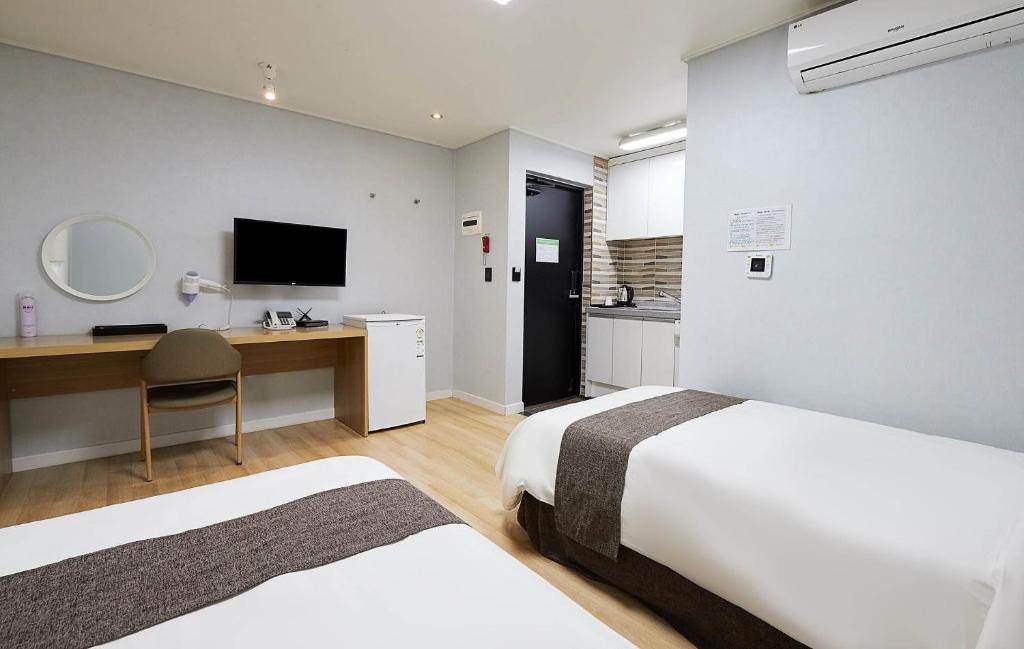Postel nebo postele na pokoji v ubytování Malu Hotel Suwon