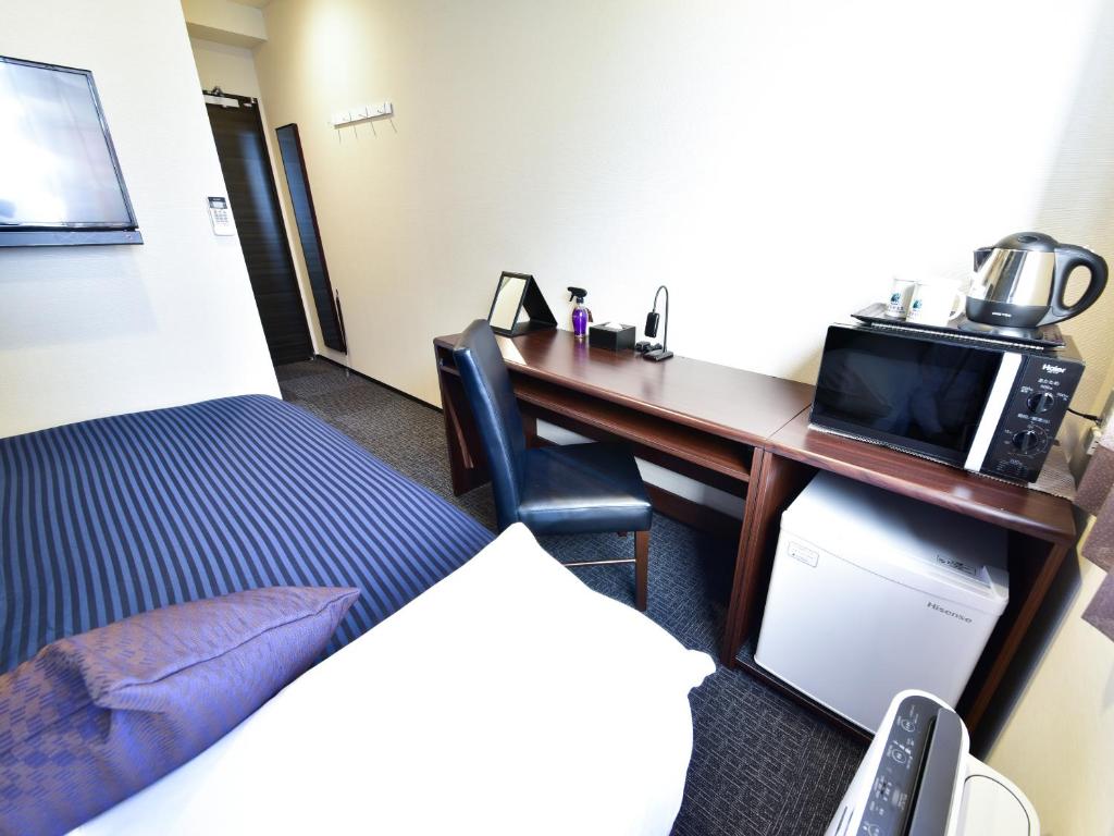 Postel nebo postele na pokoji v ubytování HOTEL LiVEMAX Toyosu-Ekimae