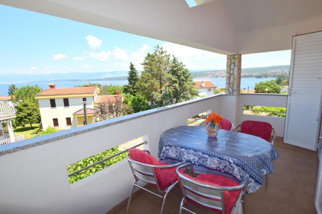balkon ze stołem i krzesłami z widokiem w obiekcie Apartments Gabrijel w mieście Malinska