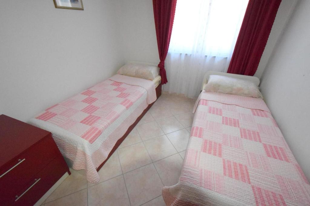 Łóżko lub łóżka w pokoju w obiekcie Apartments Gabrijel