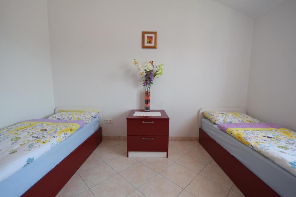 Łóżko lub łóżka w pokoju w obiekcie Apartments Gabrijel