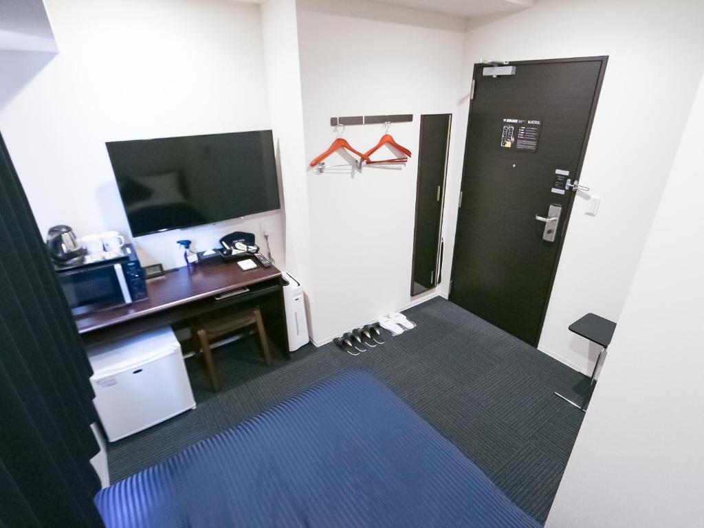 TV a/nebo společenská místnost v ubytování HOTEL LiVEMAX Akabane-Ekimae