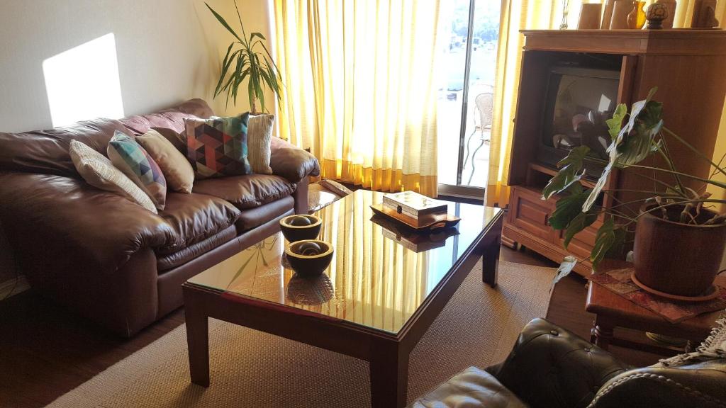 sala de estar con sofá y mesa de centro en Excellent Large Apartment with Sea View, en Viña del Mar