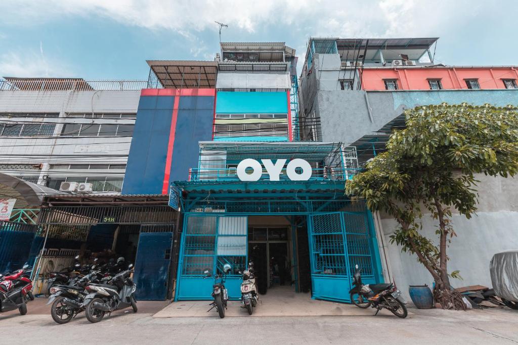 a building with motorcycles parked in front of it at SUPER OYO 478 Balcon Biru in Jakarta