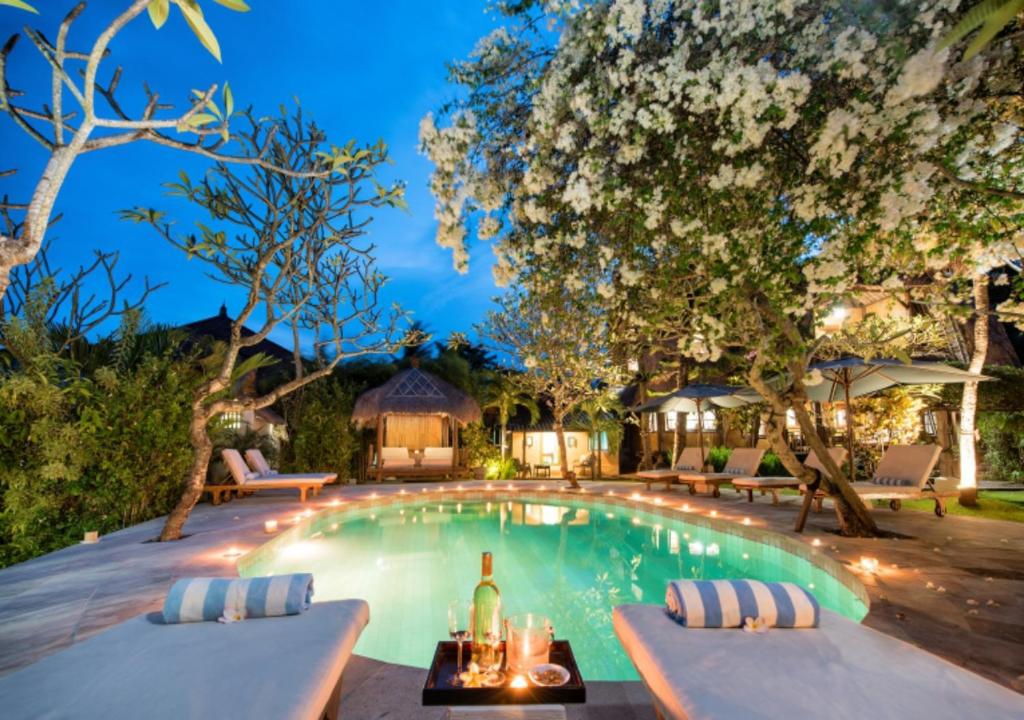 Bazén v ubytování Aashaya Jasri Resort nebo v jeho okolí